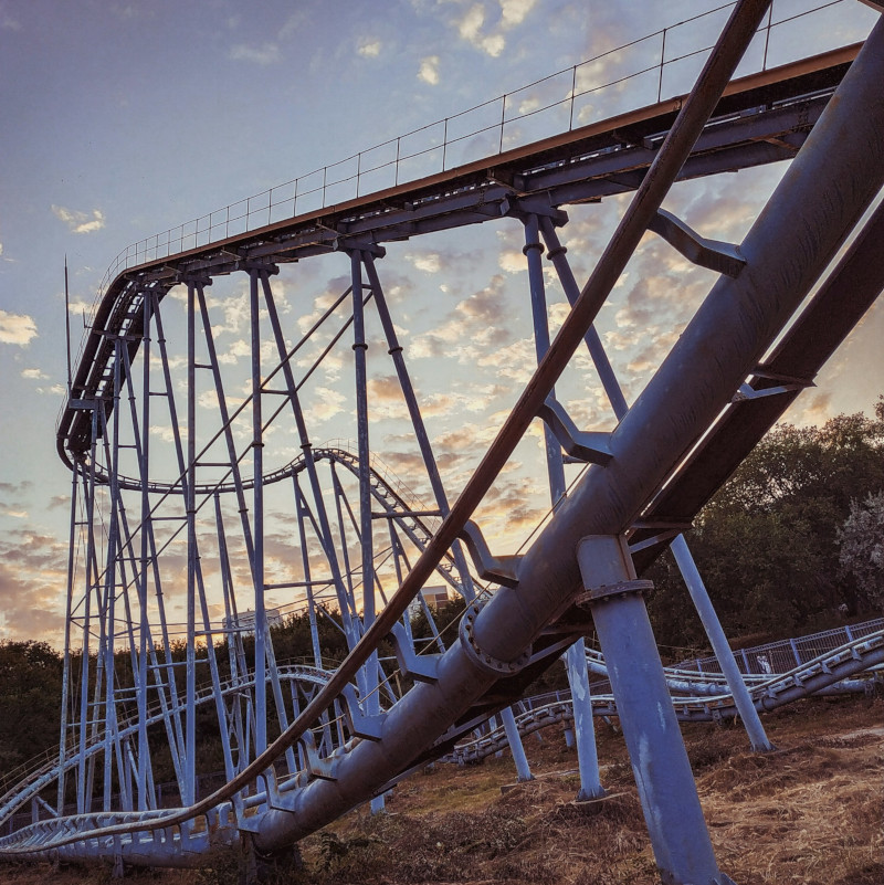 Montagnes russes dans une fête foraine